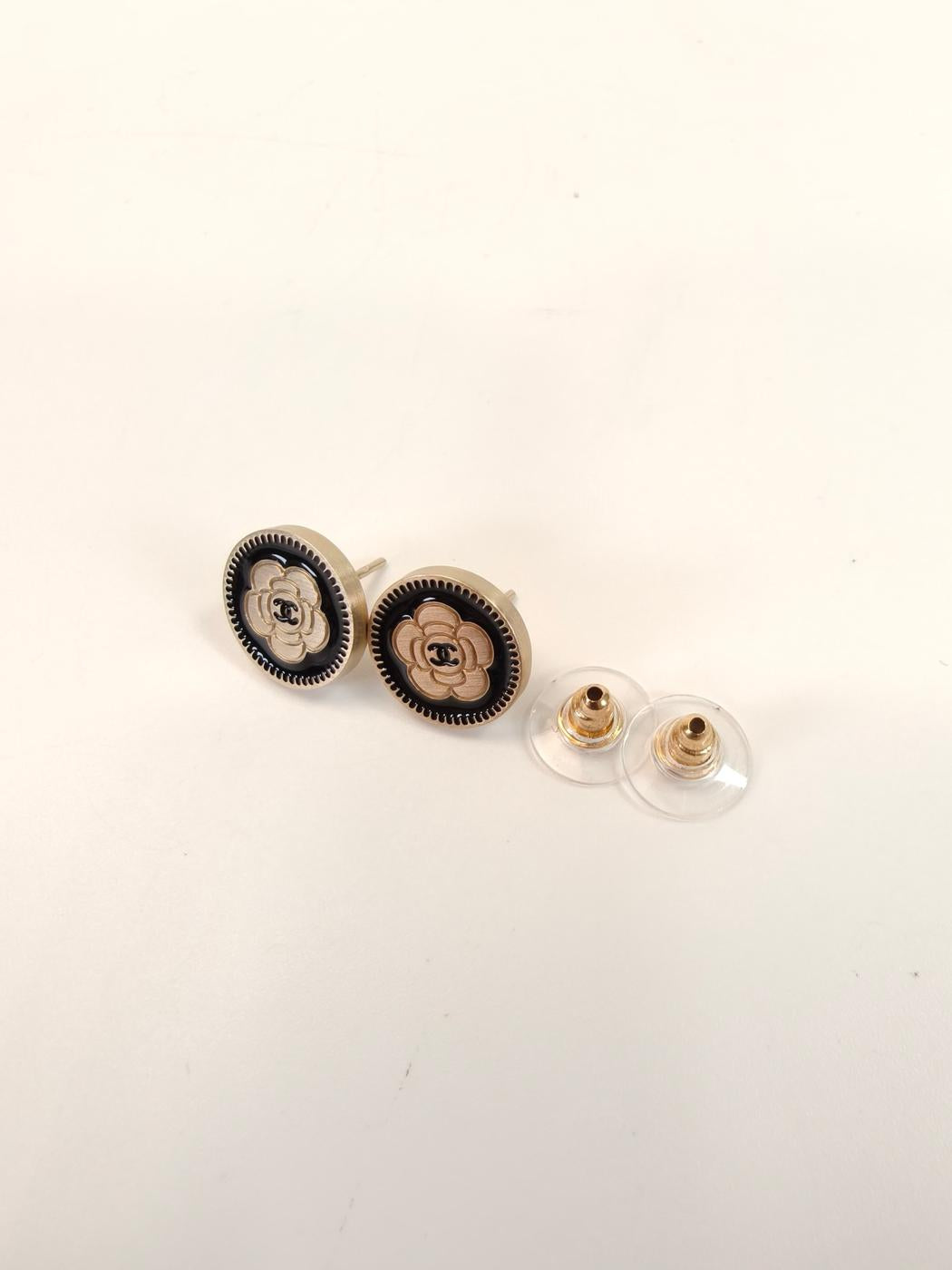 CHANEL Camellia floral earrings, gold and black. Reference number: 10516.
