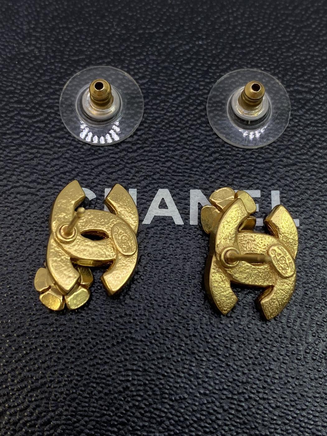 CHANEL Chanel earrings with Coco Mark, flower, and camellia design in beige, red, and gold. Reference number: 7663.