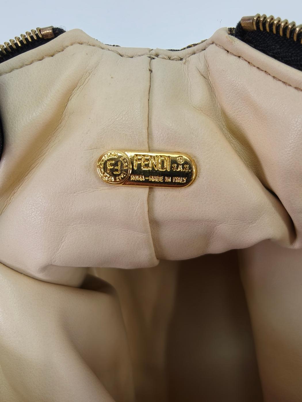 FENDI フェンディ アクセサリーポーチ クラッチバッグ バニティ ズッカ ベルト金具 管理番号:10115