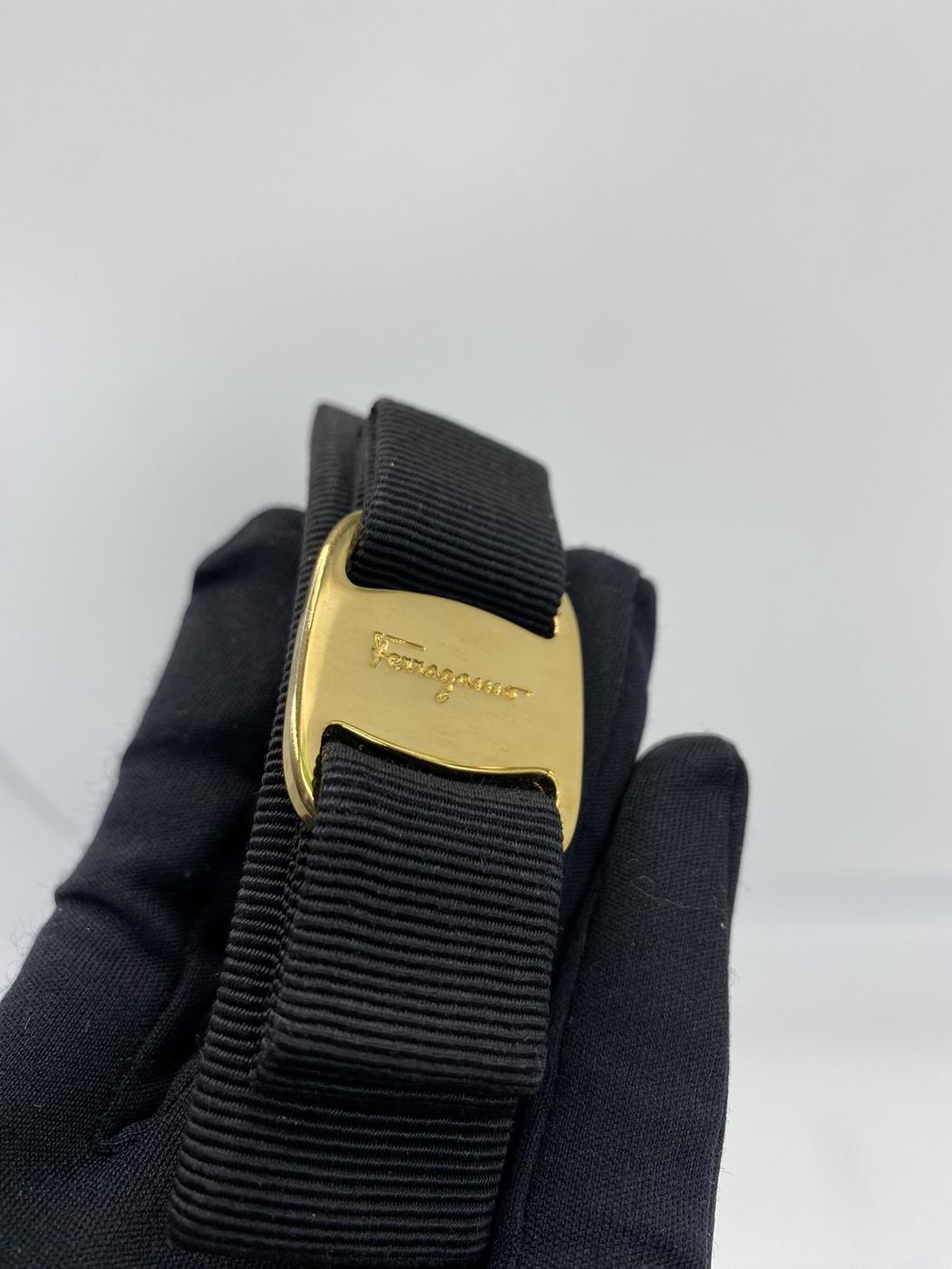 Salvatore Ferragamo Vara 缎带发夹,黑色和金色五金配件,帆布发夹,女士,产品编号:7546