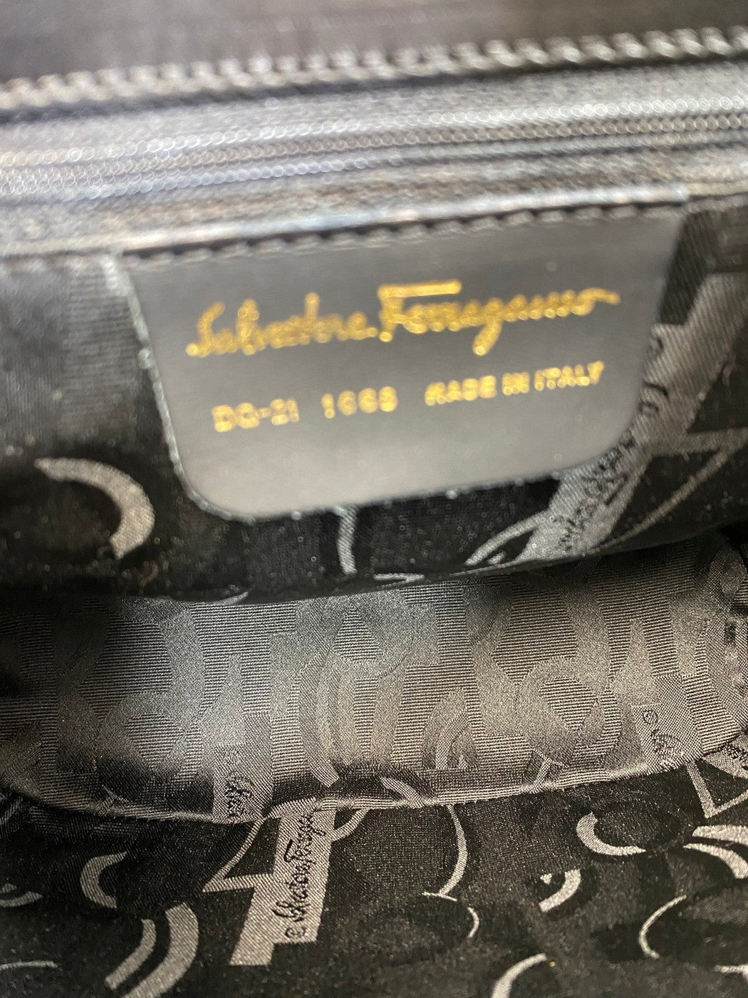 Salvatore Ferragamo サルヴァトーレフェラガモ ハンドバッグ スタッズ ヒール金具 チャーム ゴールド ロゴ金具 カーフレザー 管理番号:9537