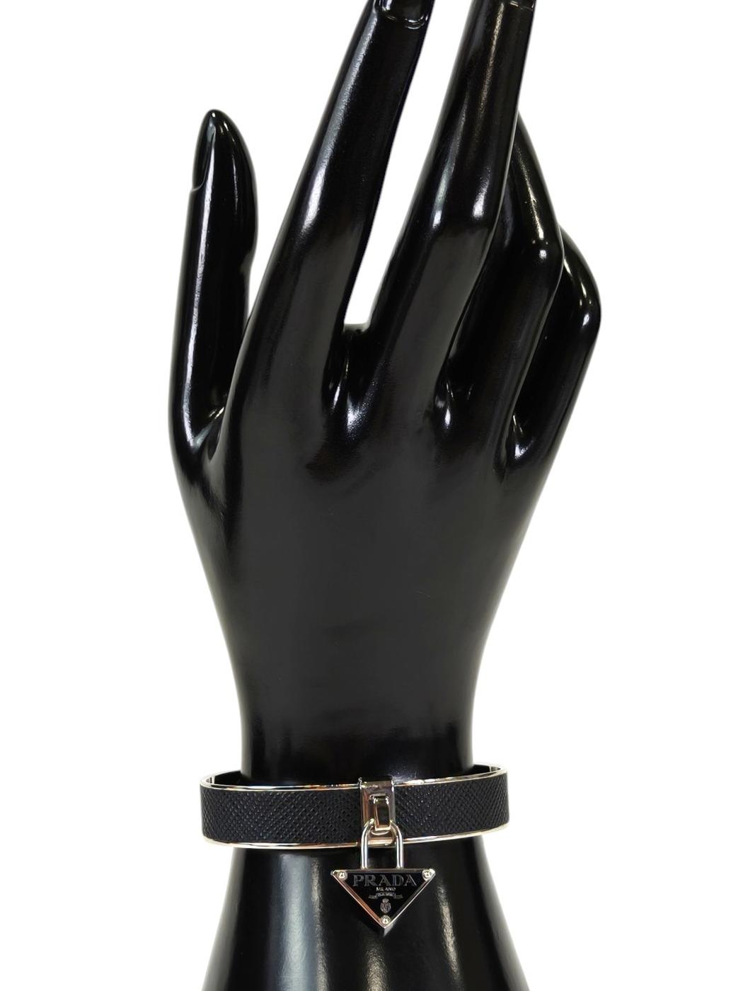 PRADA プラダ サフィアーノ 三角ロゴ バングル ブラック×シルバー Sサイズ 管理番号:11232