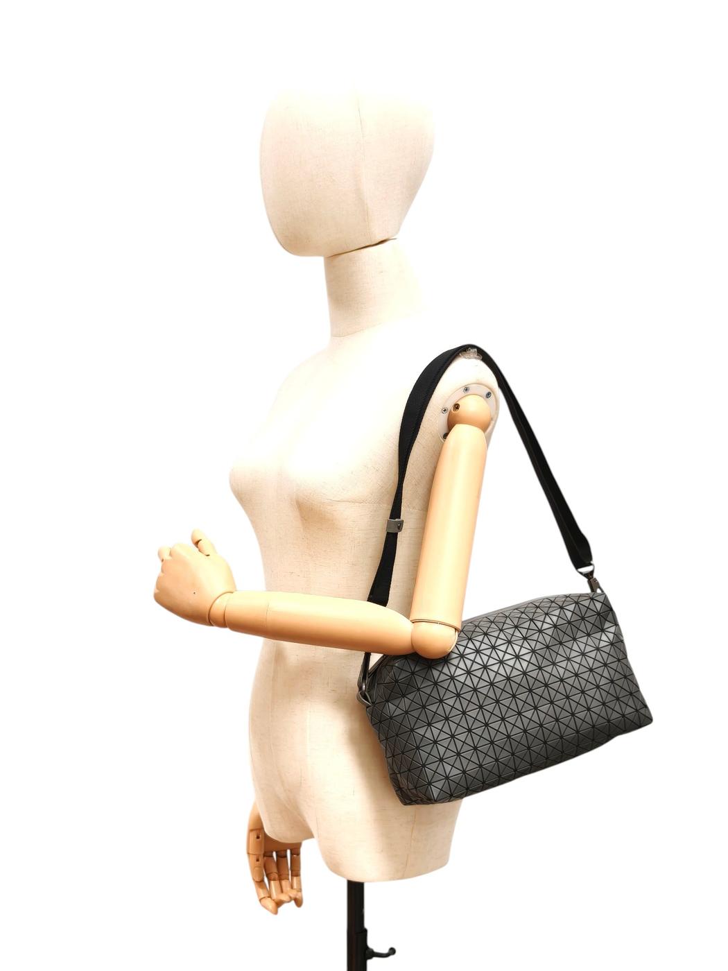 ISSEY MIYAKE イッセイミヤケ BAOBAO サドルバック ワントーンショルダー グレー 管理番号:11770