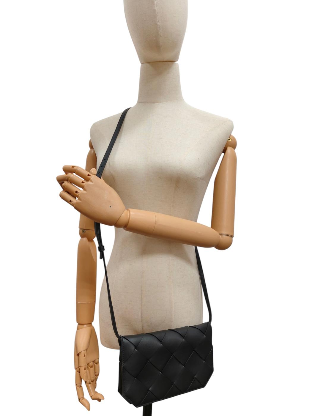 BOTTEGA VENETA Cassette Maxi Intrecciato Shoulder Bag Black Management Number: 11848