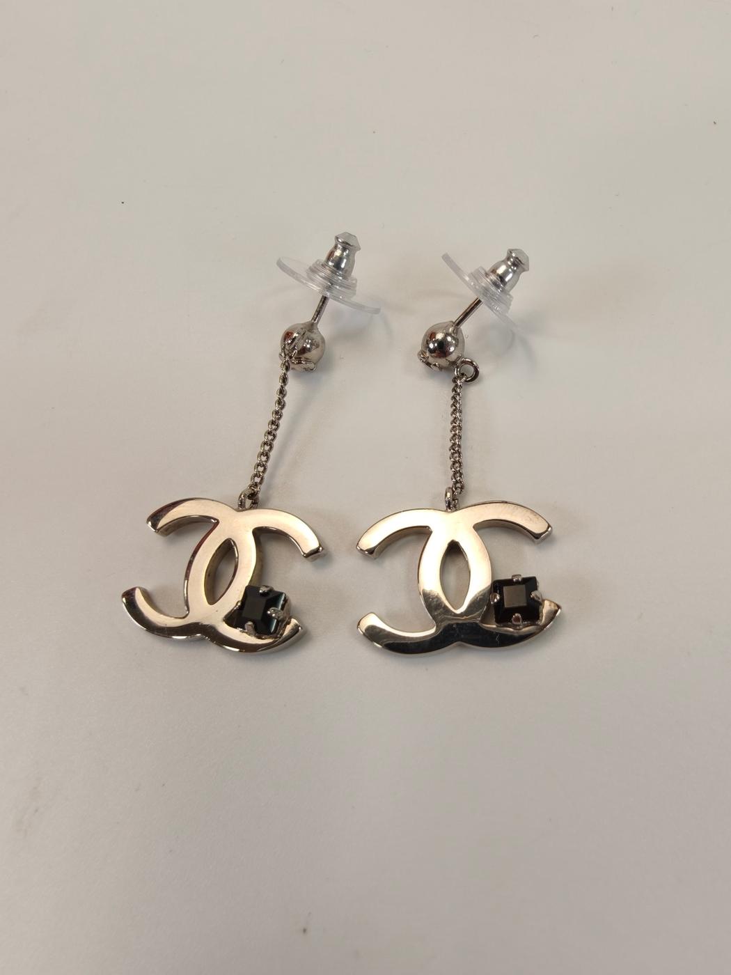 CHANEL Coco Mark earrings with rhinestones in silver. Reference number: 10513
