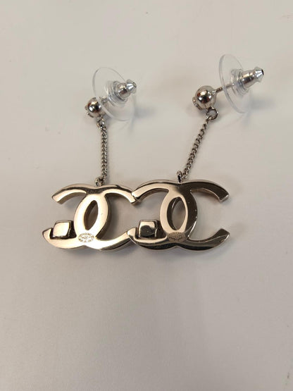 CHANEL Coco Mark earrings with rhinestones in silver. Reference number: 10513