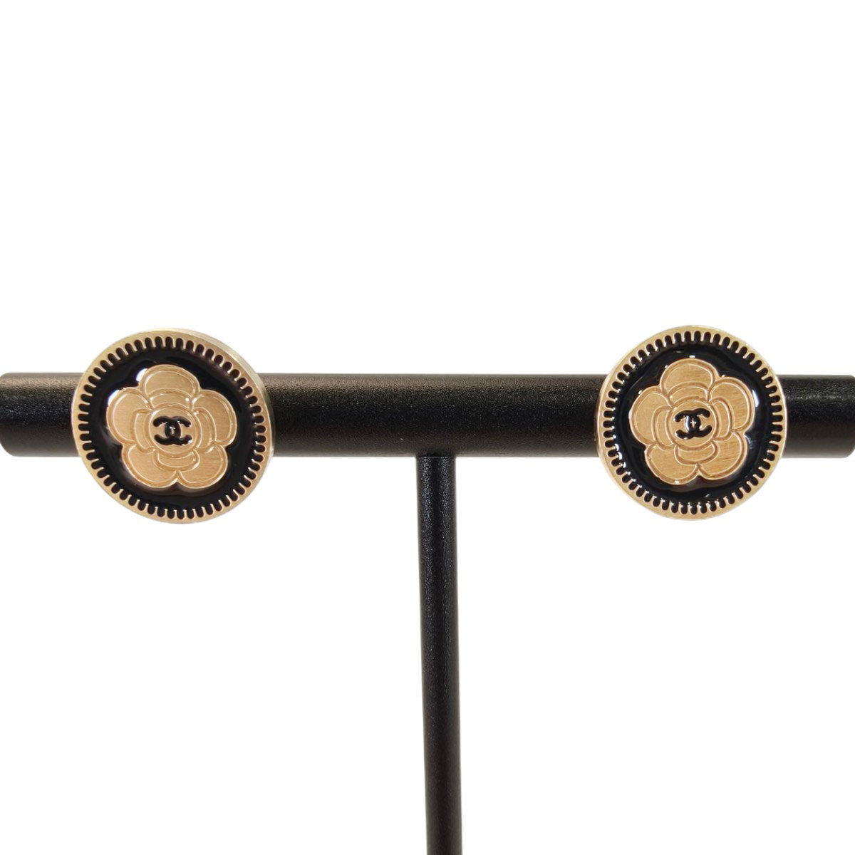 CHANEL Camellia floral earrings, gold and black. Reference number: 10516.