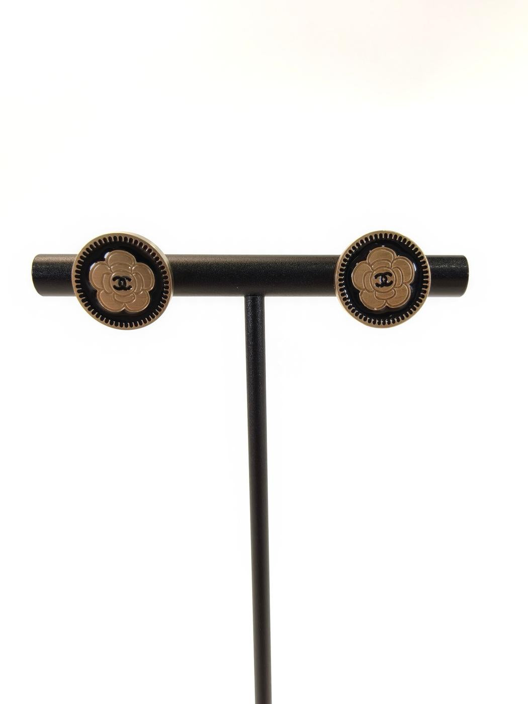 CHANEL Camellia floral earrings, gold and black. Reference number: 10516.