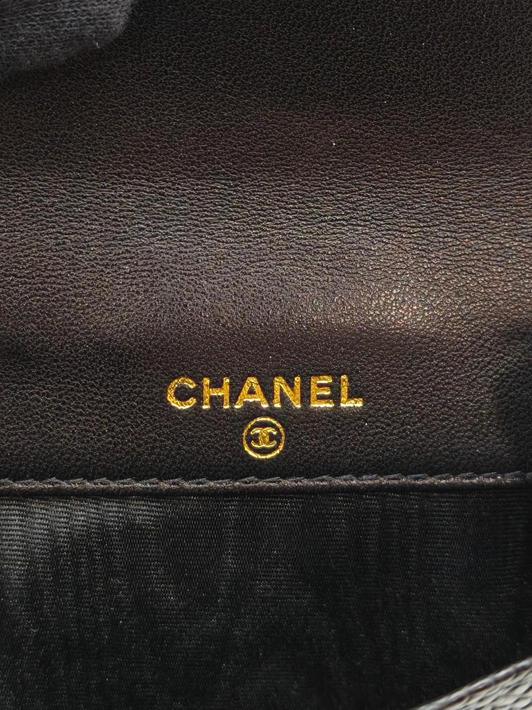 CHANEL 香奈儿 双钩扣两折钱包 鱼子酱皮 黑色 型号：11021