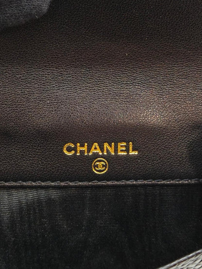 CHANEL 香奈儿 双钩扣两折钱包 鱼子酱皮 黑色 型号：11021