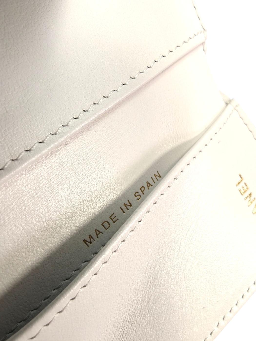 CHANEL シャネル ココマーク マトラッセ 三つ折り財布 ホワイト  管理番号：11462