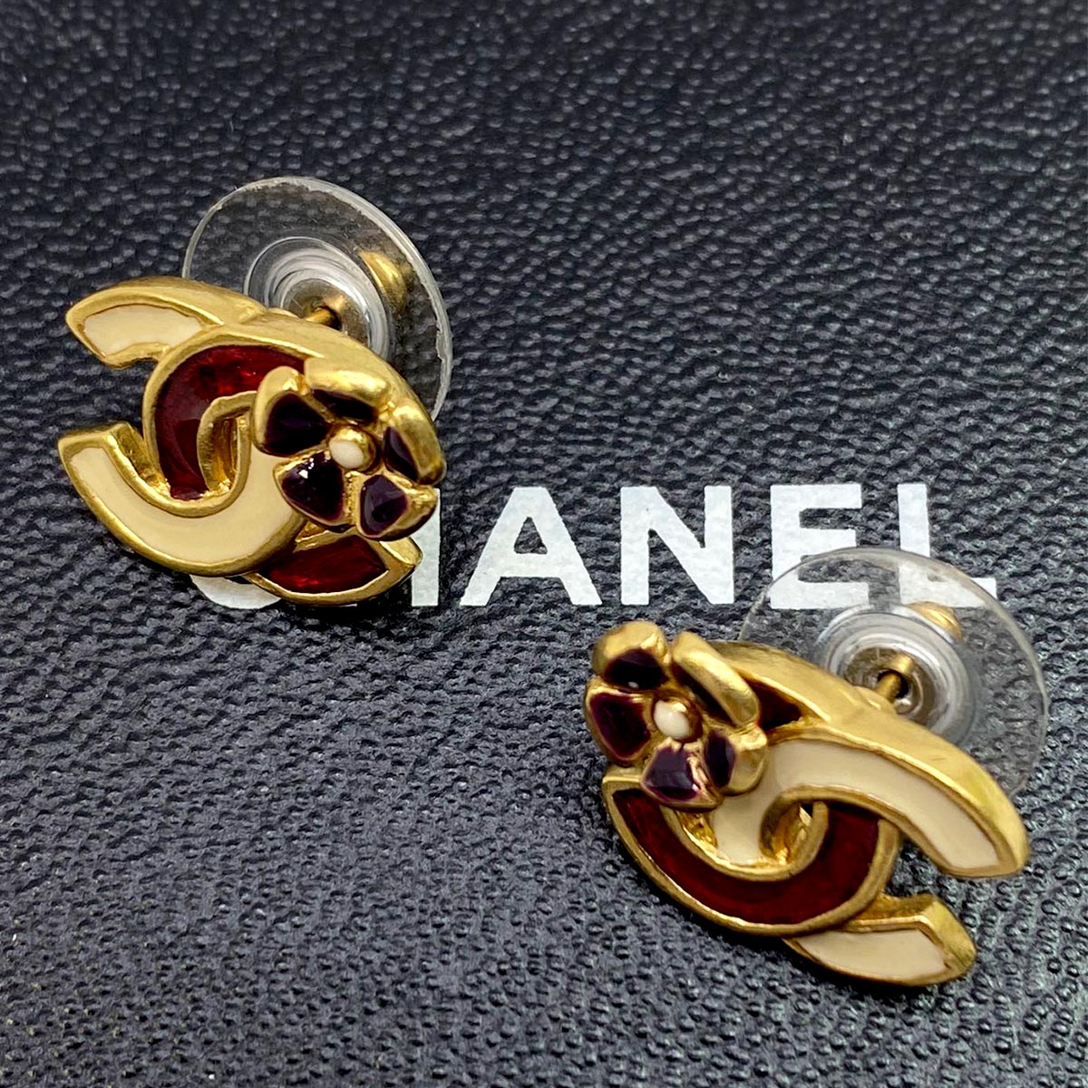 CHANEL Chanel earrings with Coco Mark, flower, and camellia design in beige, red, and gold. Reference number: 7663.