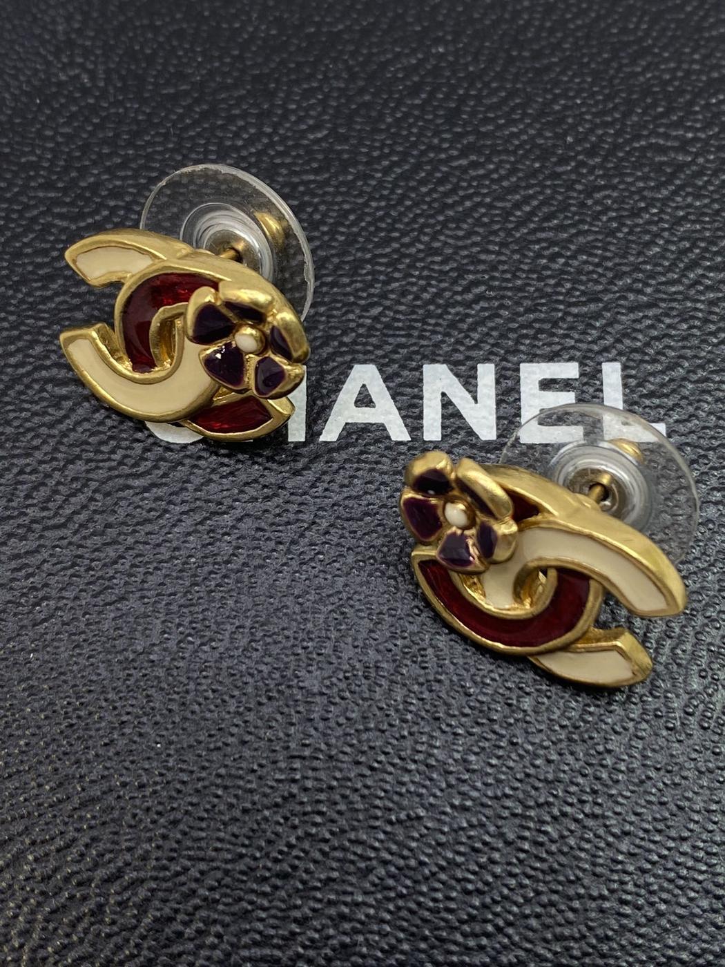 CHANEL Chanel earrings with Coco Mark, flower, and camellia design in beige, red, and gold. Reference number: 7663.
