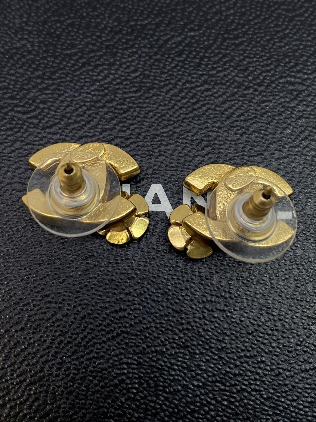 CHANEL Chanel earrings with Coco Mark, flower, and camellia design in beige, red, and gold. Reference number: 7663.