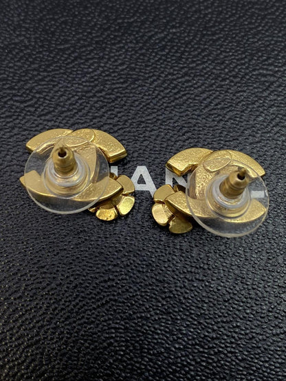 CHANEL Chanel earrings with Coco Mark, flower, and camellia design in beige, red, and gold. Reference number: 7663.