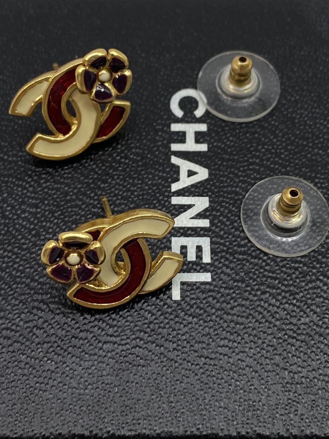 CHANEL Chanel earrings with Coco Mark, flower, and camellia design in beige, red, and gold. Reference number: 7663.