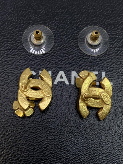 CHANEL Chanel earrings with Coco Mark, flower, and camellia design in beige, red, and gold. Reference number: 7663.