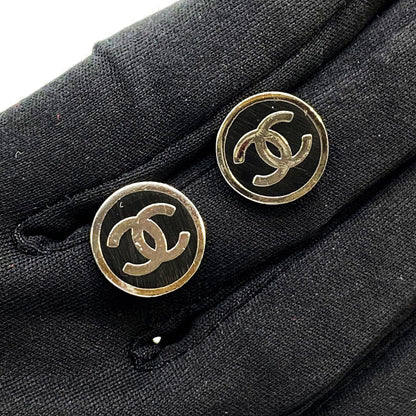 香奈儿 (CHANEL) 可可标志耳环，金色和黑色金属材质，饰以珐琅。圆形logo耳环，女士款。货号：7806。