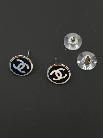 香奈儿 (CHANEL) 可可标志耳环，金色和黑色金属材质，饰以珐琅。圆形logo耳环，女士款。货号：7806。