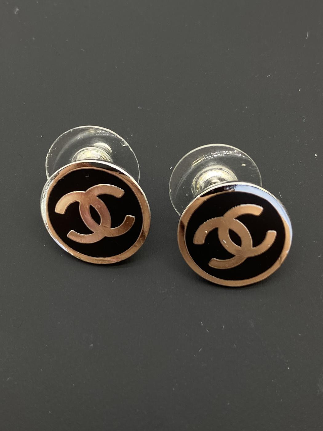 香奈儿 (CHANEL) 可可标志耳环，金色和黑色金属材质，饰以珐琅。圆形logo耳环，女士款。货号：7806。