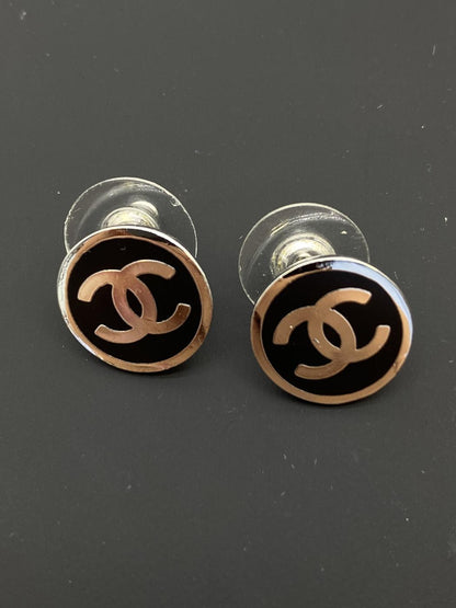 香奈儿 (CHANEL) 可可标志耳环，金色和黑色金属材质，饰以珐琅。圆形logo耳环，女士款。货号：7806。