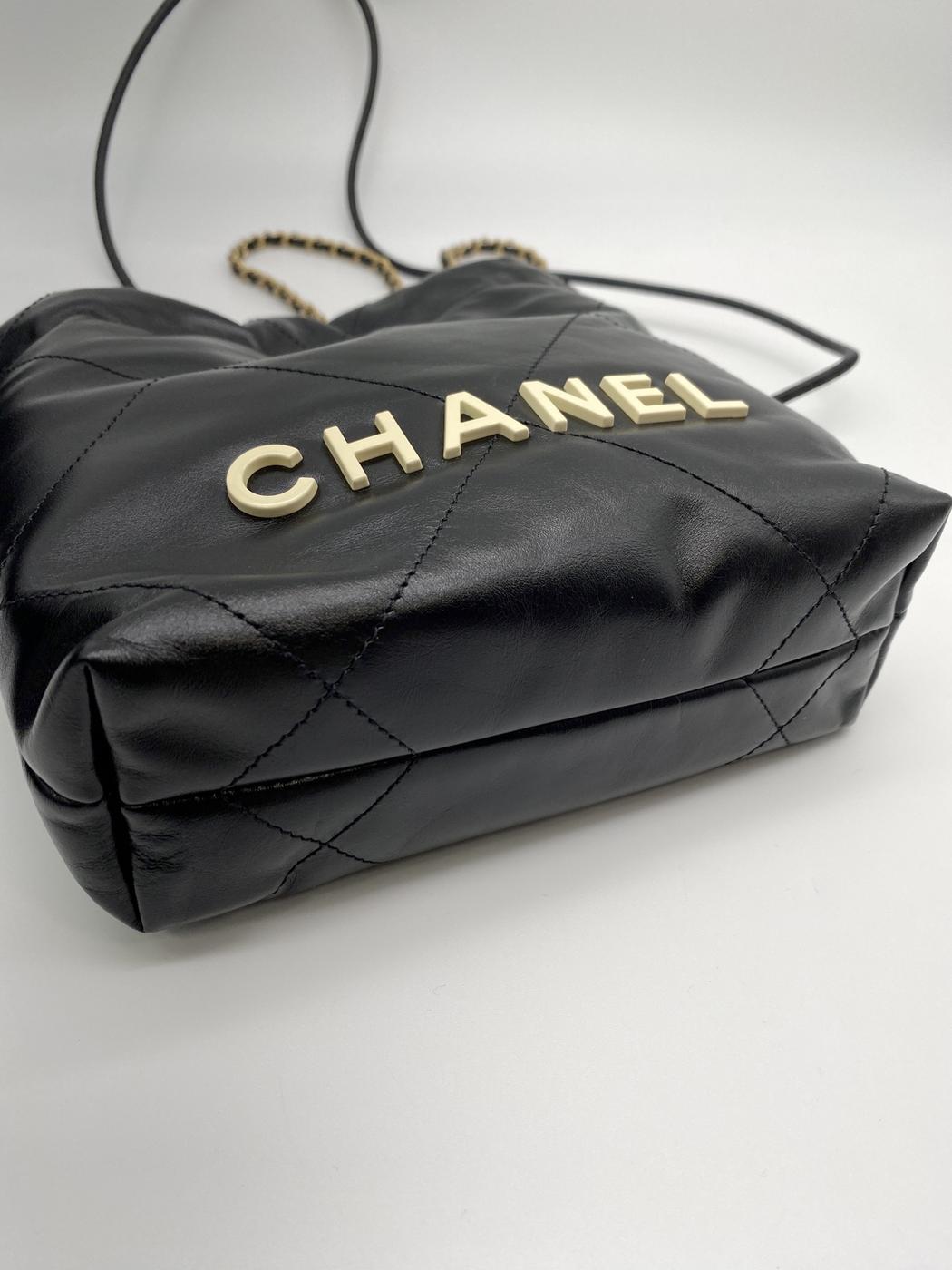 香奈儿 22 迷你手提包，黑色，配金色链条（白色 Logo），货号：8760