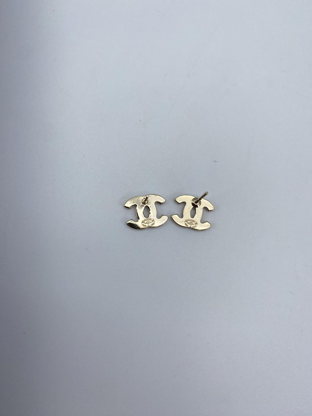 香奈儿 (CHANEL) 可可标志耳环，镶嵌彩色水钻，金色。货号：9019。