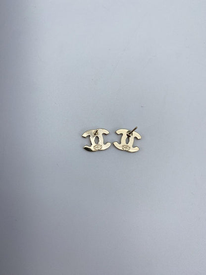 香奈儿 (CHANEL) 可可标志耳环，镶嵌彩色水钻，金色。货号：9019。
