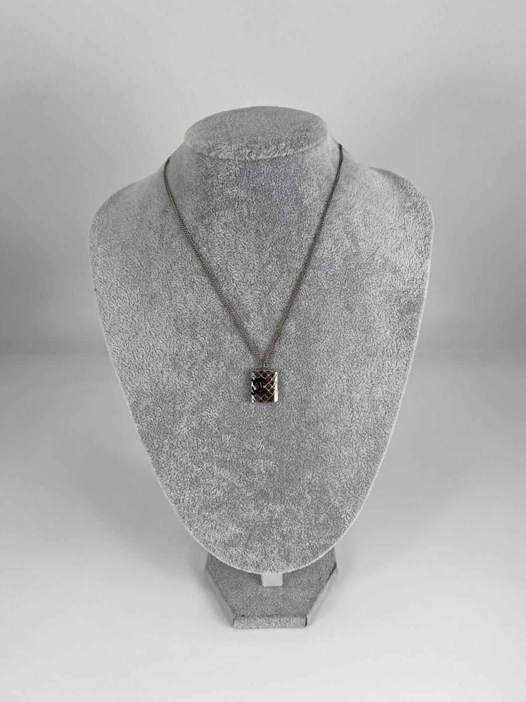 香奈儿 Cambon 系列菱格纹 Coco Mark 05C 项链，42 厘米链长，2005 年制造，银色，参考编号：9071