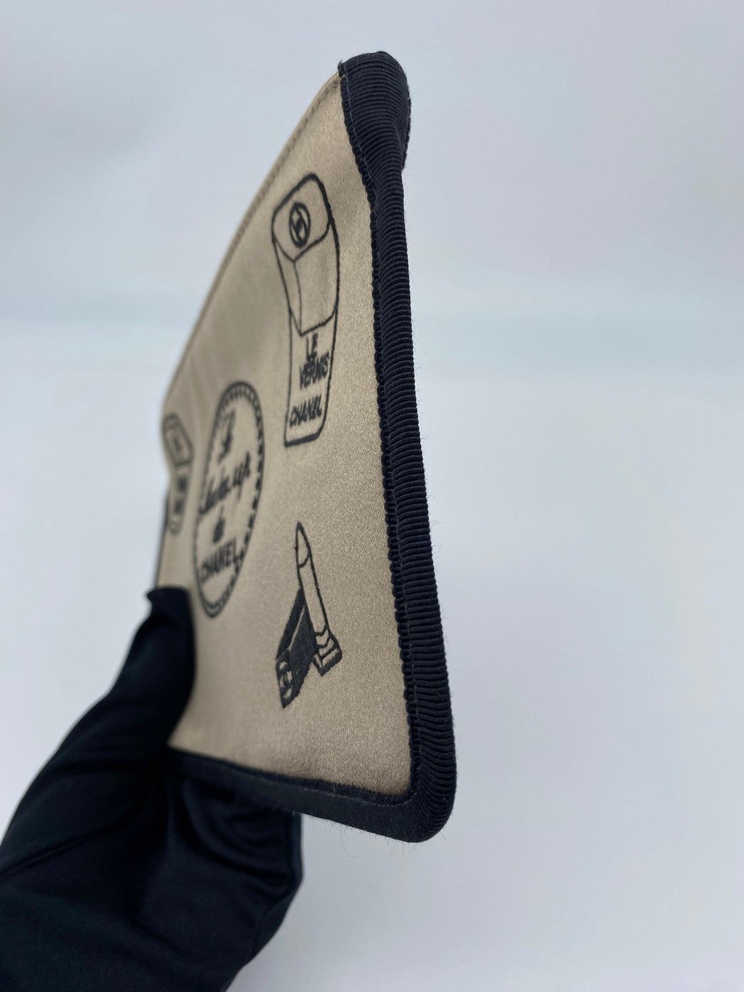 香奈儿缎面卡其色化妆包，货号：9393