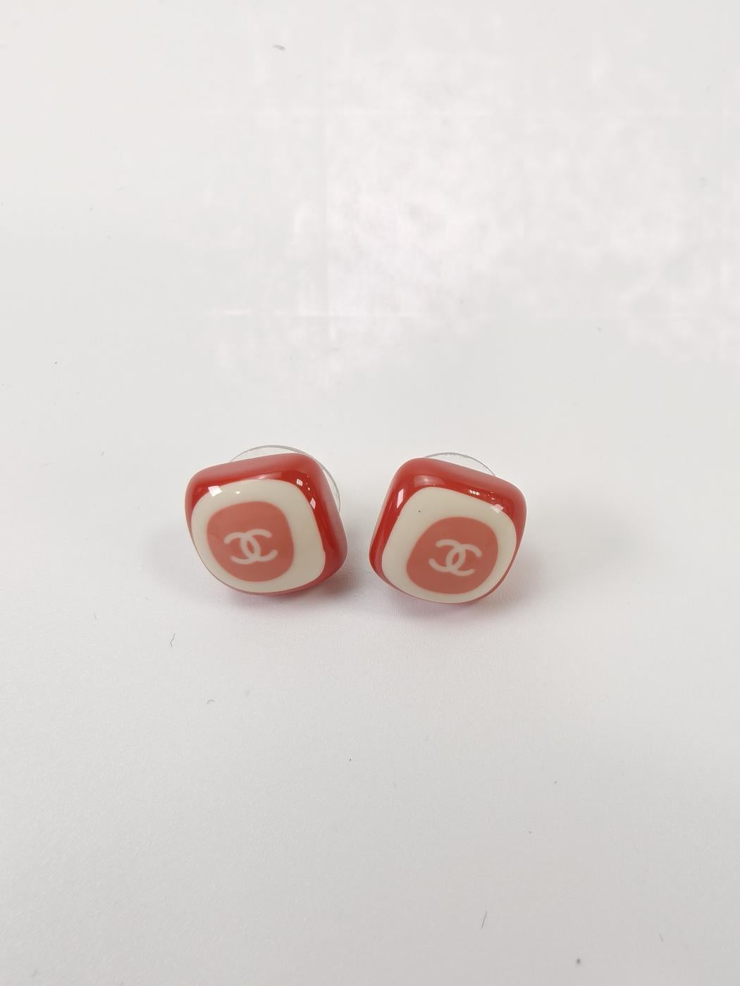 CHANEL Chanel earrings with Coco mark in pink and red. Reference number: 9674