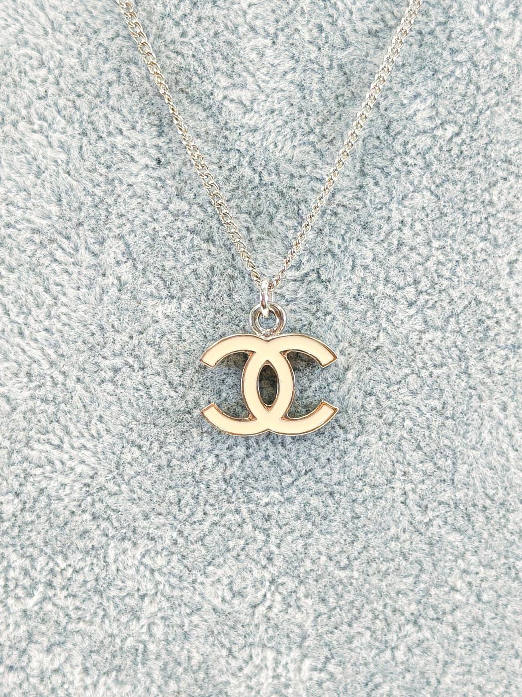 香奈儿 (CHANEL) 可可标志白色银色项链，货号：9767