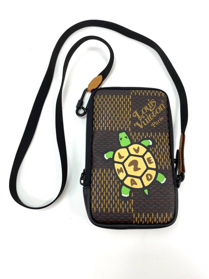路易威登 (LOUIS VUITTON) 双手机包，NIGO 联名款，龟纹印花，N40377，肩背包，Damier Giant Ebene 皮革，参考编号：10109
