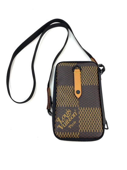 路易威登 (LOUIS VUITTON) 双手机包，NIGO 联名款，龟纹印花，N40377，肩背包，Damier Giant Ebene 皮革，参考编号：10109