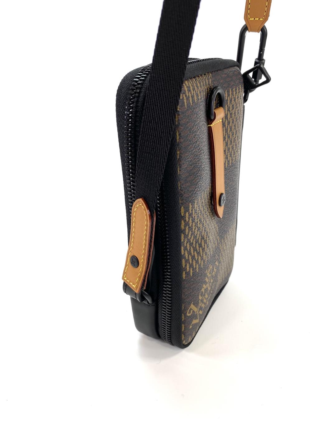 路易威登 (LOUIS VUITTON) 双手机包，NIGO 联名款，龟纹印花，N40377，肩背包，Damier Giant Ebene 皮革，参考编号：10109