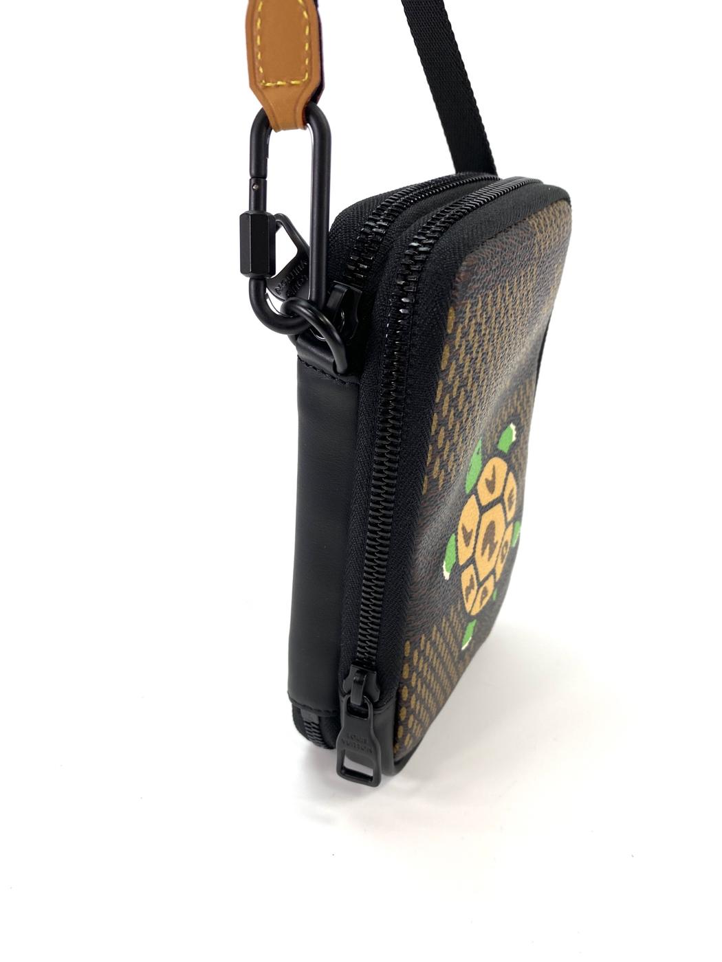 路易威登 (LOUIS VUITTON) 双手机包，NIGO 联名款，龟纹印花，N40377，肩背包，Damier Giant Ebene 皮革，参考编号：10109