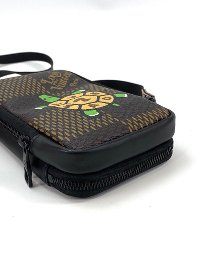 路易威登 (LOUIS VUITTON) 双手机包，NIGO 联名款，龟纹印花，N40377，肩背包，Damier Giant Ebene 皮革，参考编号：10109