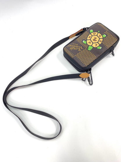路易威登 (LOUIS VUITTON) 双手机包，NIGO 联名款，龟纹印花，N40377，肩背包，Damier Giant Ebene 皮革，参考编号：10109
