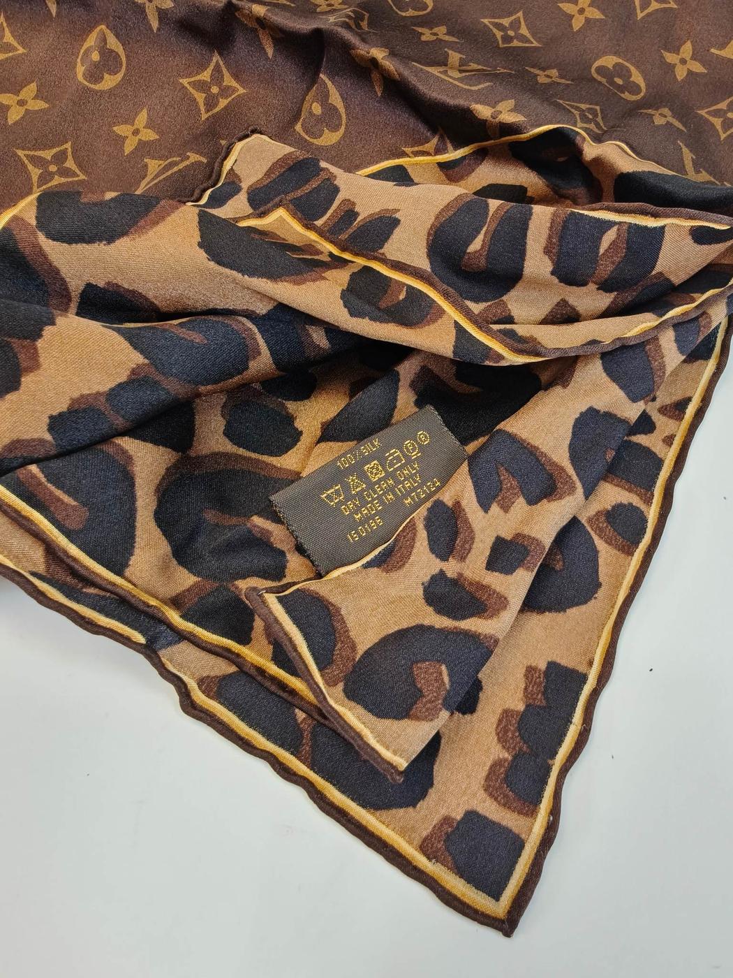 路易威登 Monogram M72124 真丝方巾，棕色豹纹印花。参考编号：10307