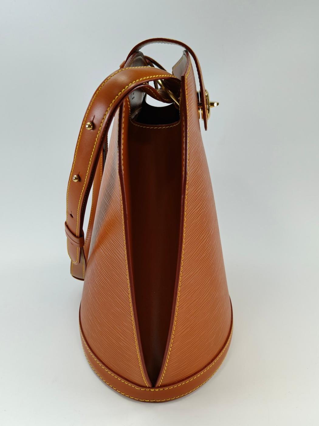 LOUIS VUITTON ルイヴィトン エピ クリュニー ショルダーバッグ