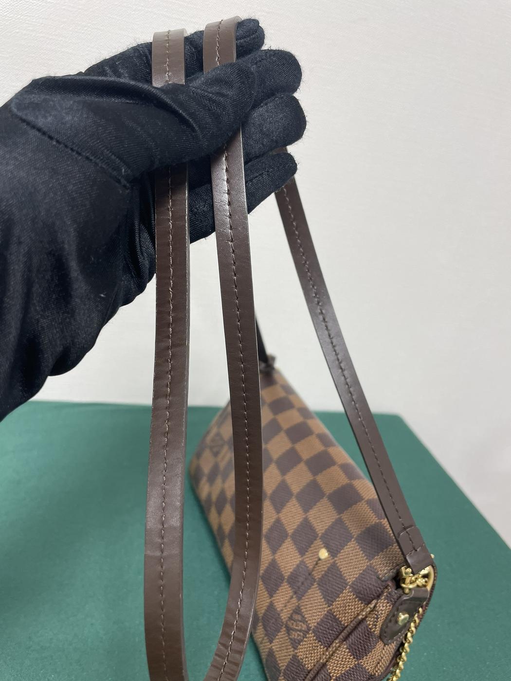 路易威登最喜爱的 PM Damier Ebene Damier 帆布单肩包。参考编号：1993。