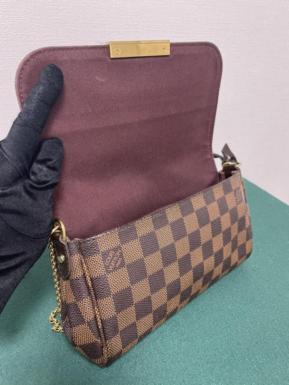 路易威登最喜爱的 PM Damier Ebene Damier 帆布单肩包。参考编号：1993。