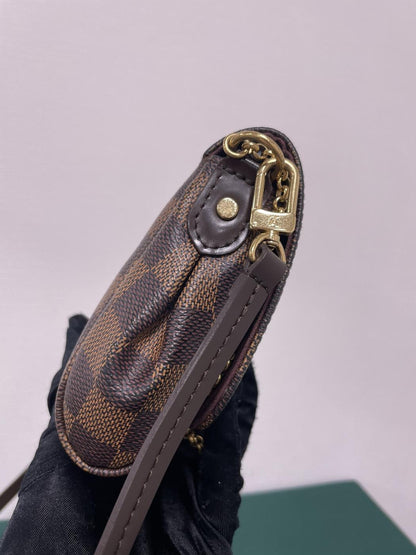 路易威登最喜爱的 PM Damier Ebene Damier 帆布单肩包。参考编号：1993。