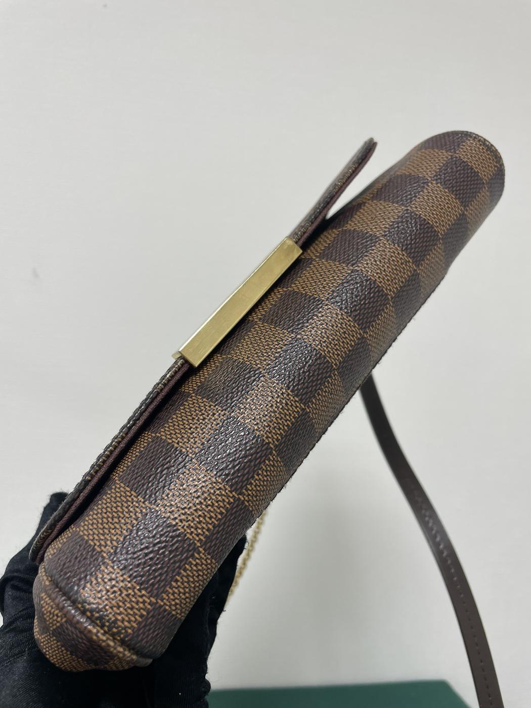路易威登最喜爱的 PM Damier Ebene Damier 帆布单肩包。参考编号：1993。
