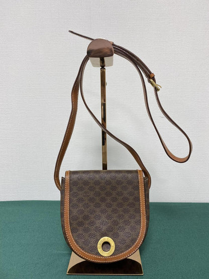 CELINE Macadam皮革圆形Logo手拿包单肩包 参考编号：1940