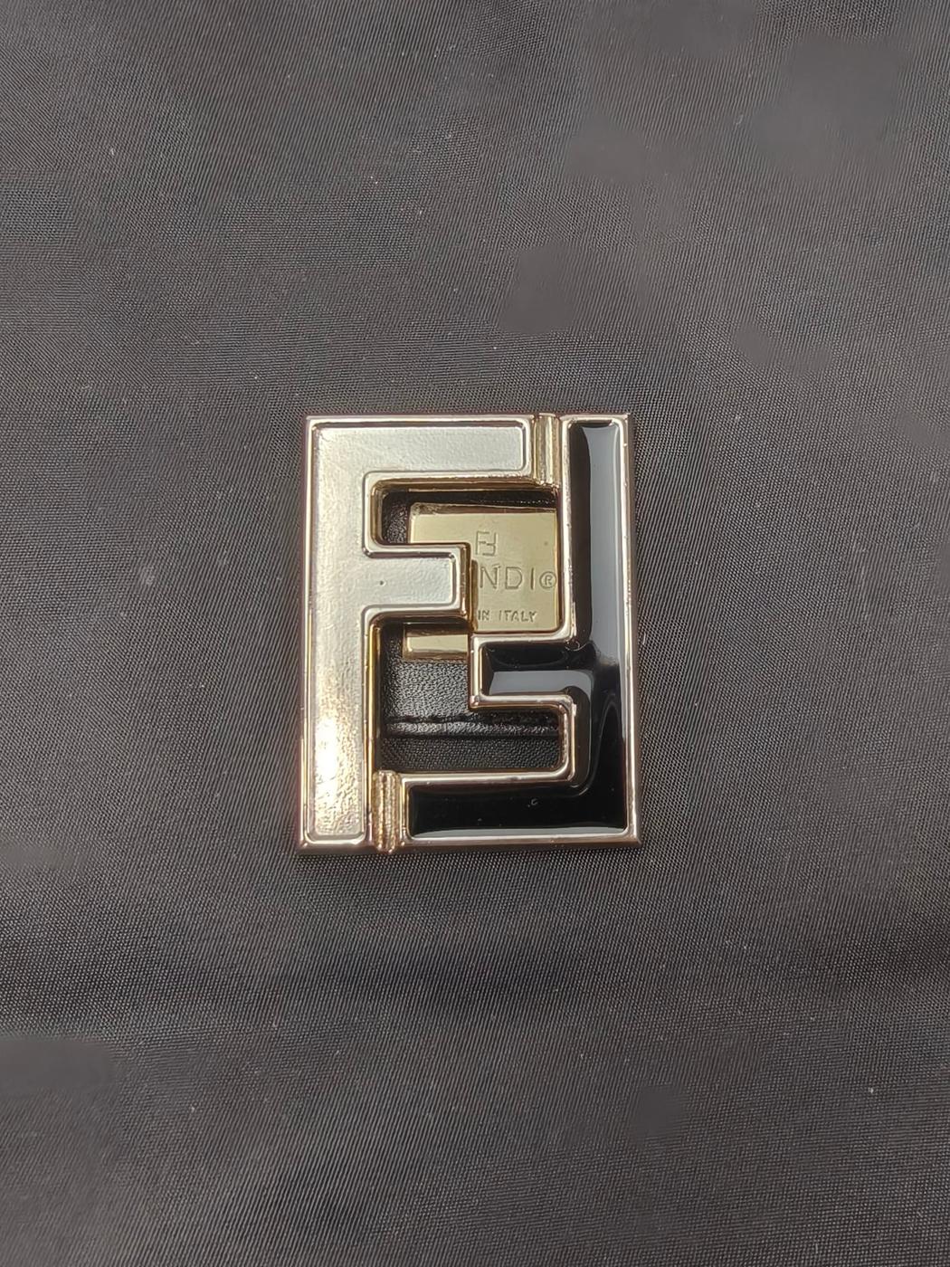 FENDI 两用托特包，饰有 FF 标志，尼龙材质，黑色。参考编号：10075。