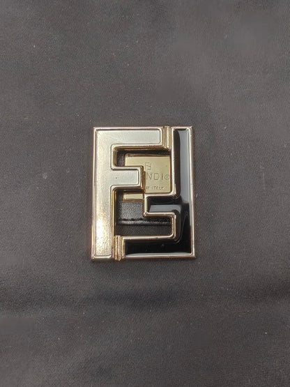 FENDI 两用托特包，饰有 FF 标志，尼龙材质，黑色。参考编号：10075。