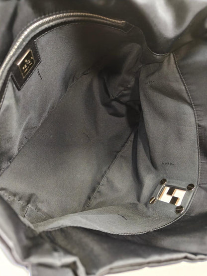FENDI 两用托特包，饰有 FF 标志，尼龙材质，黑色。参考编号：10075。