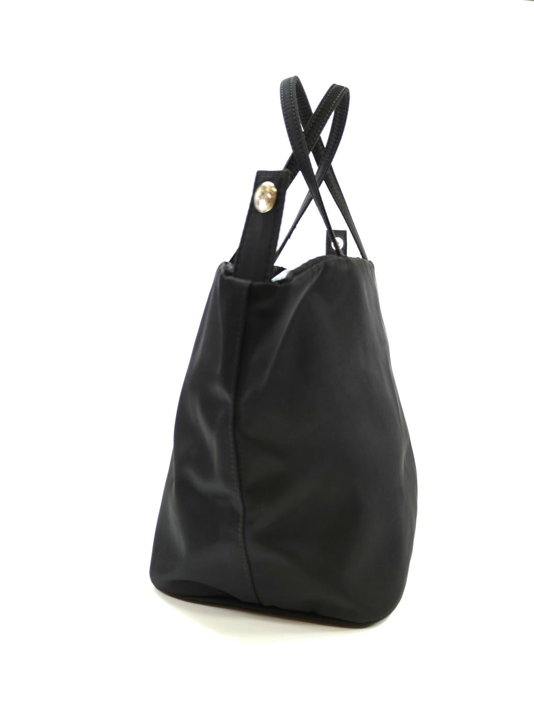 FENDI 两用托特包，饰有 FF 标志，尼龙材质，黑色。参考编号：10075。