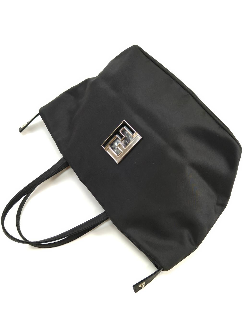 FENDI 两用托特包，饰有 FF 标志，尼龙材质，黑色。参考编号：10075。